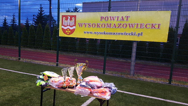 Nagrody dla uczestników: 14 kompletów strojów piłkarskich, dresy jako nagrody indywidualne, puchary, dyplomy –ufundowane przez Starostwo powiatowe w Wysokiem Mazowieckiem